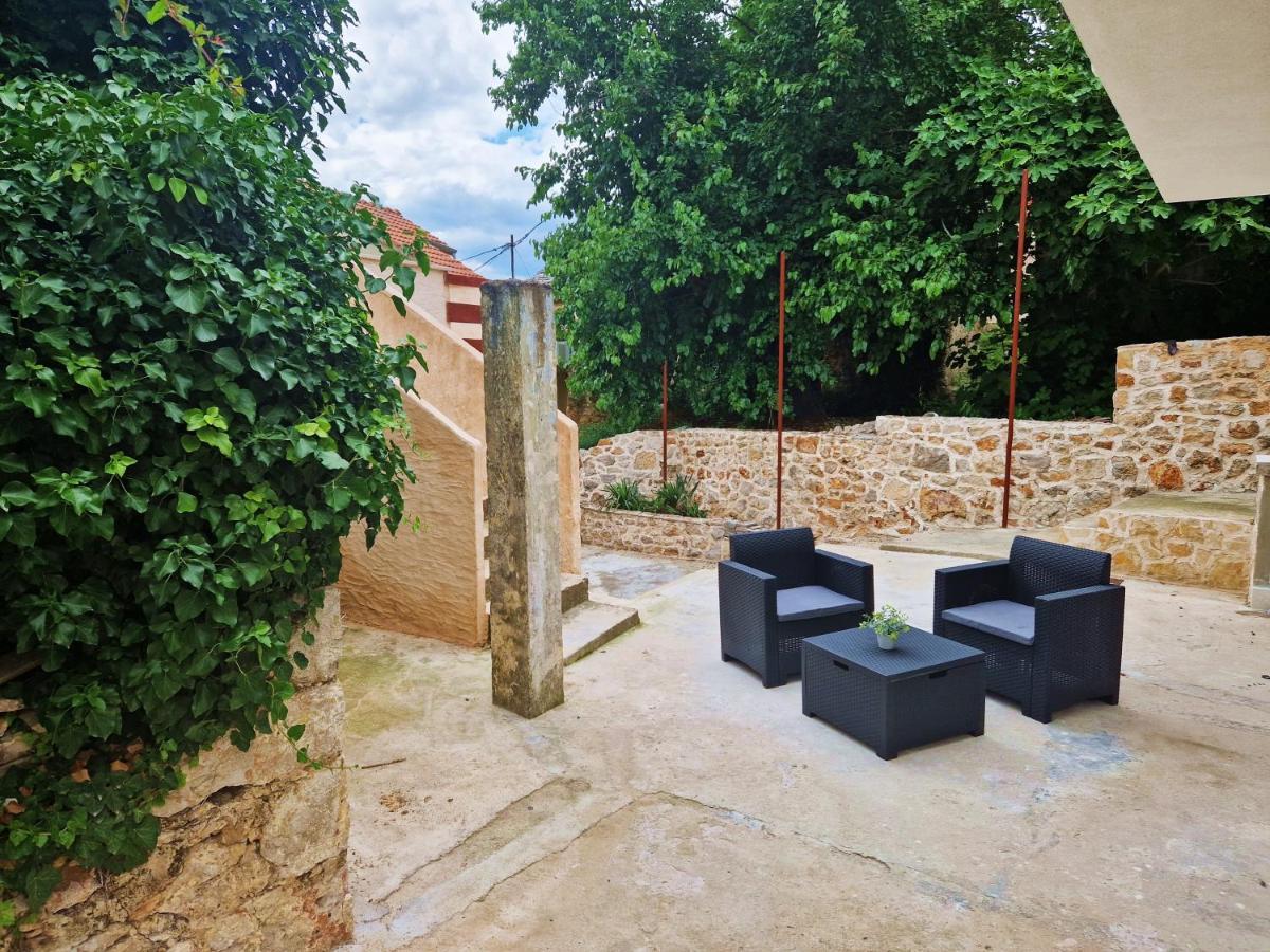 Kuca Za Odmor Dobrila Hotell Jelsa  Exteriör bild
