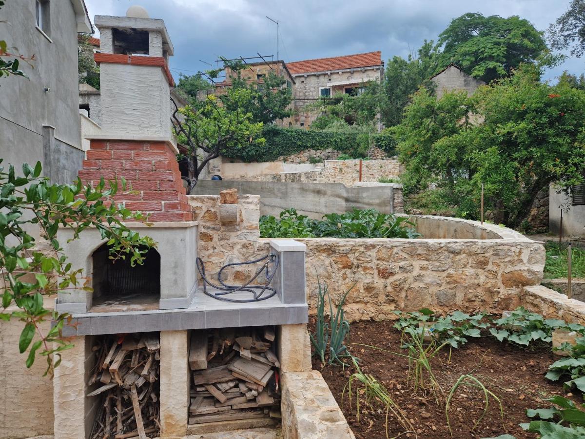 Kuca Za Odmor Dobrila Hotell Jelsa  Exteriör bild